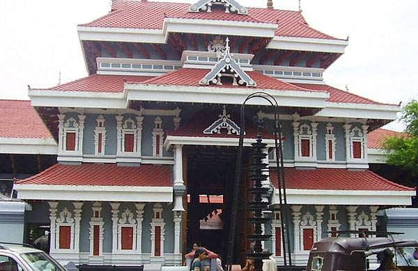 തിരുവമ്പാടി ക്ഷേത്രത്തിലെ തിരുവാഭരണങ്ങള് കാണാനില്ല, മേല്ശാന്തിക്കു ദേവസ്വത്തിന്റെ നോട്ടീസ്; ഗൂഢാലോചനയെന്ന് മേല്ശാന്തി