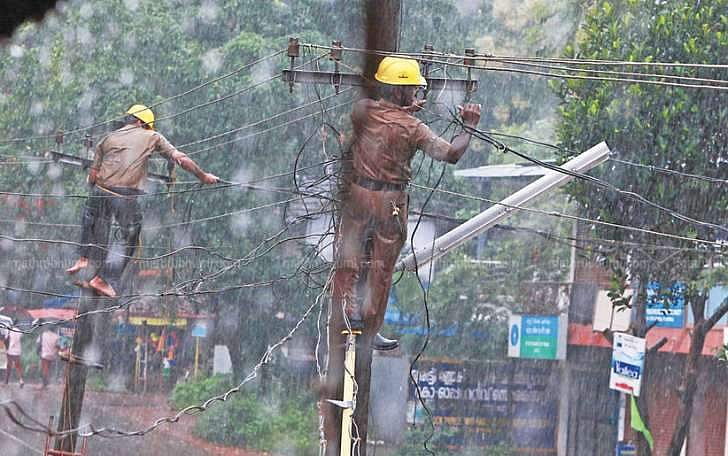 പ്രളയക്കെടുതിയില്‍ വൈദ്യുതബോര്‍ഡിന് നഷ്ടം 820 കോടി; 350 കോടിയുടെ ഉപകരണങ്ങള്‍ തകര്‍ന്നു; 470 കോടിയുടെ വരുമാനനഷ്ടം