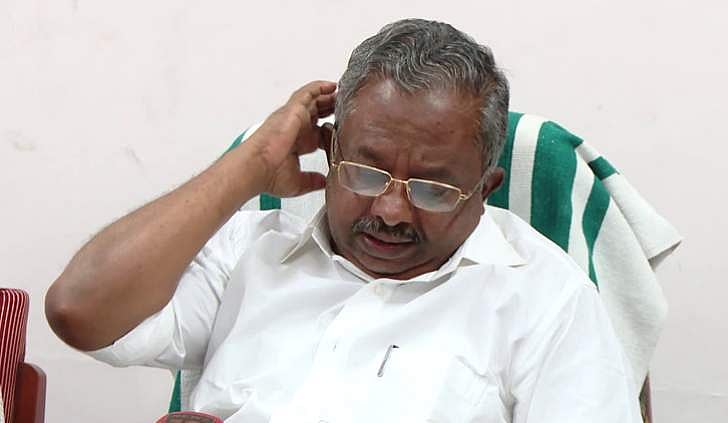 ജര്‍മനിയില്‍ നിന്ന് തിരിച്ചെത്തിയ മന്ത്രി കെ രാജുവിനെതിരേ യുവമോര്‍ച്ചയുടെ കരിങ്കൊടി