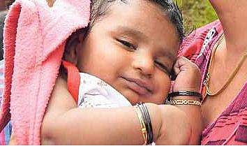 കുടിവെള്ളം പോലുമില്ലാതെ പ്രളയക്കയത്തില്‍ അമ്മ; മുലപ്പാല്‍ മാത്രം കുടിക്കേണ്ട പ്രായത്തില്‍ പട്ടിണിയുടെ രുചിയറിഞ്ഞ് പിഞ്ചു കുഞ്ഞ്