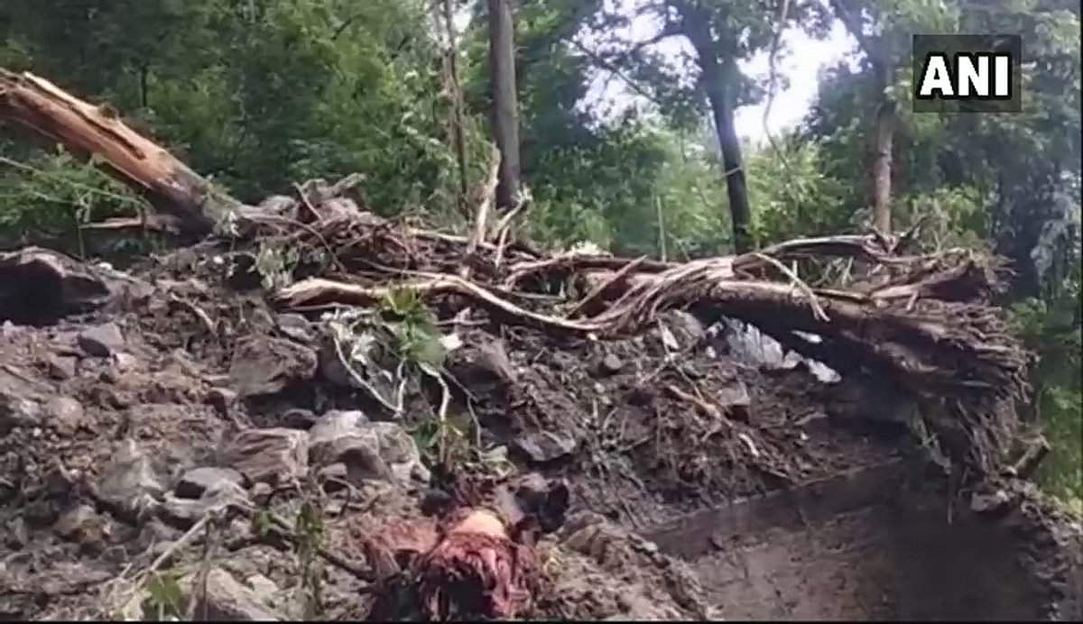 ഒറ്റപ്പെട്ട് നെല്ലിയാമ്പതി ; കോയമ്പത്തൂരില് നിന്ന് ഹെലികോപ്ടറുകളില് മെഡിക്കല് സംഘമെത്തും