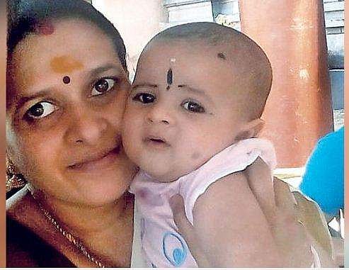 'വെള്ളം ഇരച്ചെത്തുന്നു ; പിഞ്ചു കുഞ്ഞിനെ പാത്രത്തില്‍ ഇരുത്തി വെള്ളത്തിലേക്ക് ഇറക്കിവിടാന്‍ പോലും തോന്നി' , ഭീതിജനകമായ നിമിഷങ്ങള്‍ ഓര്‍ത്ത് ഒരമ്മ