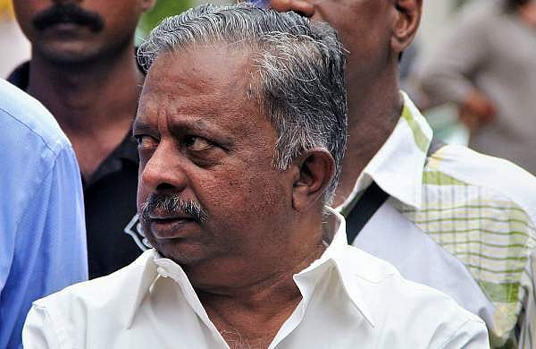 മന്ത്രി രാജുവിന്റെ ചുമതല കൈമാറ്റവും വിവാദത്തില്‍, തിലോത്തമന് ചുമതല കൈമാറിയത് മുഖ്യമന്ത്രി അറിയാതെ , വിദേശ യാത്ര ന്യായീകരിക്കരുതെന്ന് സിപിഐ, രാജുവിന്റെ വിശദീകരണം തള്ളി