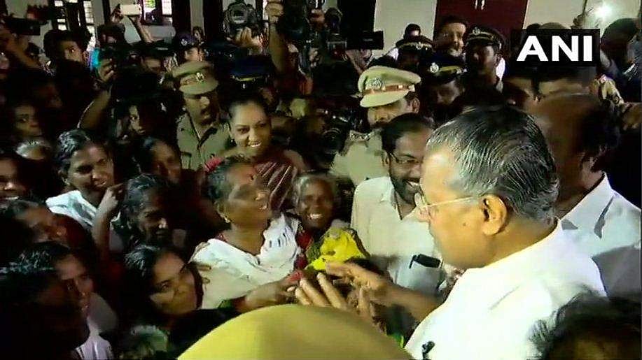 മുഖ്യമന്ത്രി പ്രളയബാധിത മേഖലകളിൽ ; ദുരിതാശ്വാസ ക്യാംപുകൾ സന്ദർശിക്കുന്നു, പരാതികൾ നേരിട്ട് കേട്ടു