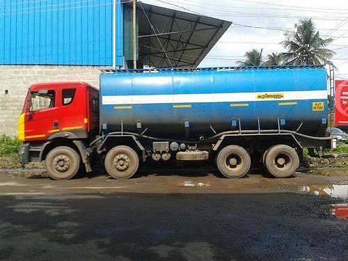 ദുരിതപ്രദേശത്ത് കുടിവെള്ളം നല്‍കിയില്ല; ടാങ്കര്‍ ഡ്രൈവര്‍മാരുടെ ലൈസന്‍സ് റദ്ദാക്കി