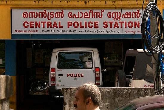 ദുരിതാശ്വാസക്യാംപിലേക്ക് വിദേശത്തുനിന്നെത്തിയ വസ്ത്രങ്ങള് കടത്തിയ എട്ടു വനിതാ പൊലീസുകാര്ക്ക് സ്ഥലം മാറ്റം