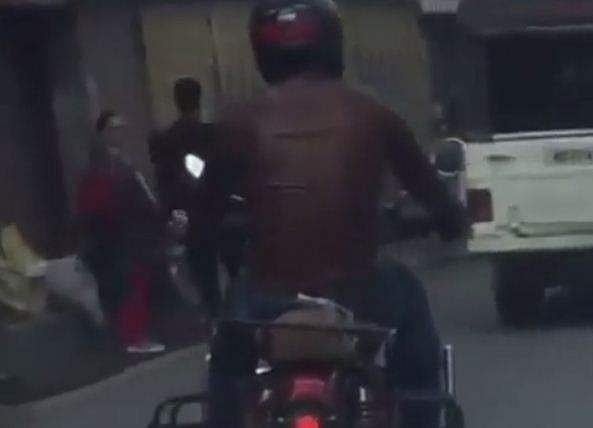 വിവാദങ്ങളെ കാറ്റില്‍ പറത്തി ധോനി, ബുള്ളറ്റില്‍ ഷിംലയുടെ നിരത്തിലൂടെ ചുറ്റിയടിക്കല്‍