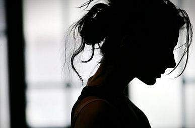 കാമുകിയെ വിരൂപയാക്കാന്‍ മുന്നിലെ രണ്ട് പല്ല് എടുപ്പിച്ചു, ഓട്ടോ ഓടിക്കുമ്പോള്‍ കൂടെ കൂട്ടി; കാമുകന്റെ പ്രവൃത്തിയില്‍ സഹികെട്ട് 55കാരി