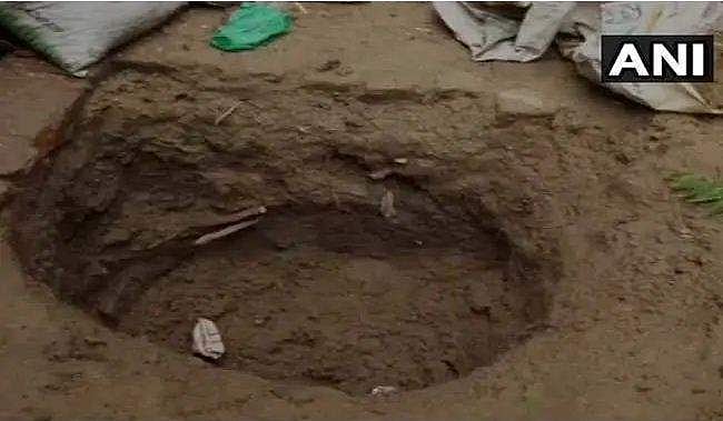 അടുത്ത കുട്ടി ആരോഗ്യവാനാകണം; പിളളവാതം ബാധിച്ച ആറുവയസുളള പെണ്‍കുട്ടിയെ കൊന്നു വീട്ടിനുളളില്‍ കുഴിച്ചുമൂടി മാതാപിതാക്കള്‍