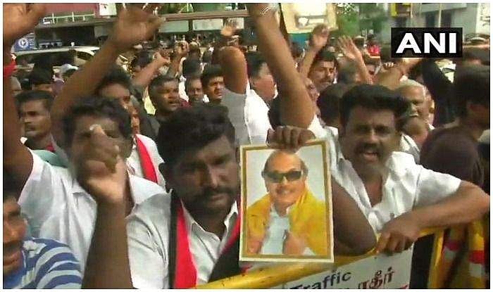കരുണാനിധിയുടെ നില ഗുരുതരമായി തുടരുന്നു;  ആശുപത്രി പരിസരത്തേക്ക് ഡിഎംകെ പ്രവര്‍ത്തകരുടെ ഒഴുക്ക് 