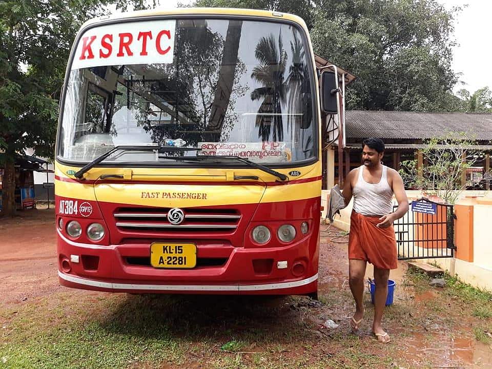 അവധി ദിനത്തില് ആനവണ്ടി കഴുകി വെളുപ്പിച്ച് ഡ്രൈവര്; കൈയടിച്ച് സോഷ്യല് മീഡിയ