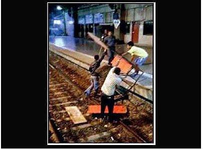 സിഗററ്റ് കിട്ടിയില്ല, അരിശം മൂത്ത ഐടി ജീവനക്കാരന്‍ സ്റ്റേഷനിലെ ബെഞ്ച് എടുത്ത് റെയില്‍വേ ട്രാക്കിലിട്ടു
