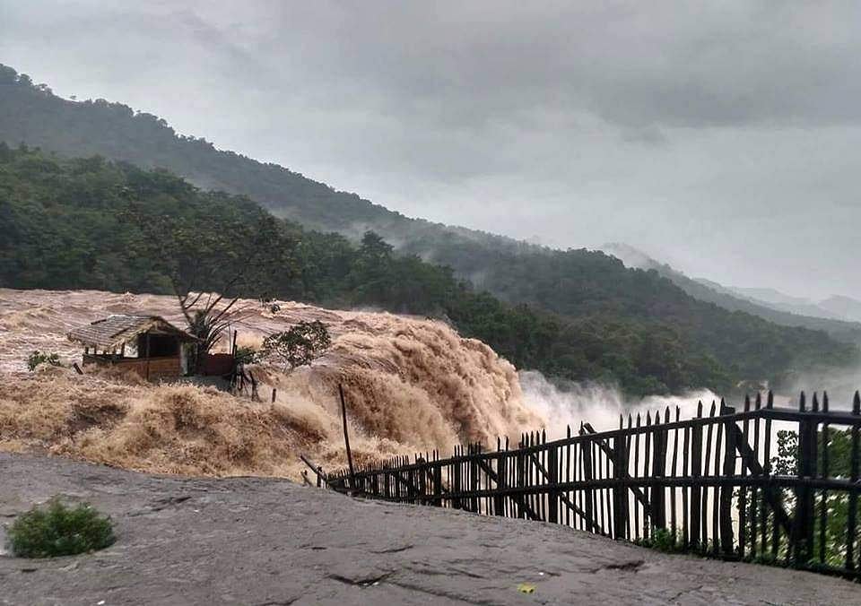 പെരിങ്ങല്‍ക്കുത്ത് ഡാം തുറന്നു;  കനത്ത കുത്തൊഴുക്ക്; അതിരപ്പിള്ളിയില്‍ സന്ദര്‍ശകര്‍ക്ക് വിലക്ക്