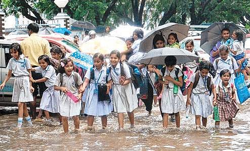 കനത്ത മഴ; വിദ്യാഭ്യാസ സ്ഥാപനങ്ങള്‍ക്ക് അവധി; ഹയര്‍സെക്കന്‍ഡറി ഇംപ്രൂവ്‌മെന്റ് പരീക്ഷകള്‍ മാറ്റി
