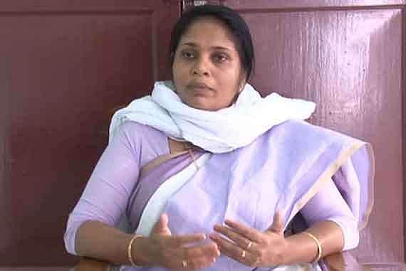 ഹര്ത്താല് ദിനത്തില് കാര് യാത്ര, ഷാഹിദ കമാലിന് നേരെ കല്ലേറും കയ്യേറ്റവും
