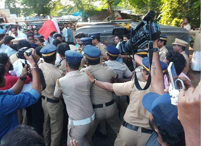 മോദിയുടെ ബൊമ്മയ്ക്കായി പിടിവലി ; പഞ്ച് മോദി ചലഞ്ച് അനുവദിക്കില്ലെന്ന് പൊലീസ്, നടത്തുമെന്ന് എഐഎസ്എഫ്, സംഘര്‍ഷം