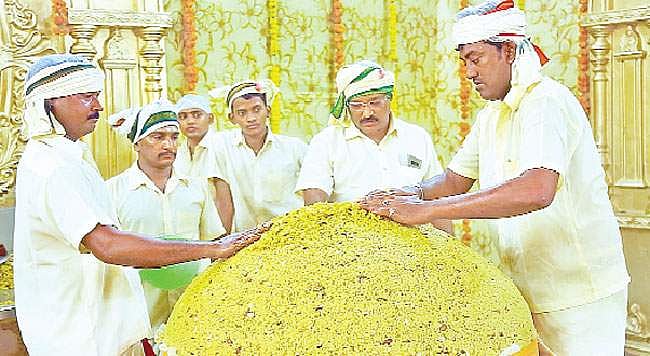 ഗണേശ ചതുര്‍ത്ഥിയോടനുബന്ധിച്ച് ഹൈദരാബാദിലേക്ക് എത്തിയത് 580 കിലോ ഭാരമുള്ള ലഡ്ഡു