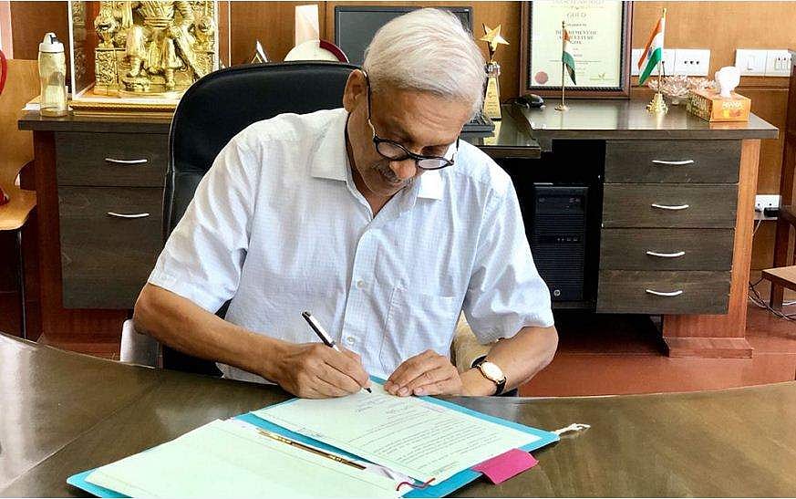ഗോവയും ഇടക്കാല തെരഞ്ഞെടുപ്പിലേക്കോ ? നിയമസഭ പിരിച്ചുവിട്ടേക്കുമെന്ന് അഭ്യൂഹം , കോണ്‍ഗ്രസ് സംസ്ഥാന അധ്യക്ഷന്‍ ഗവര്‍ണറെ കണ്ടു