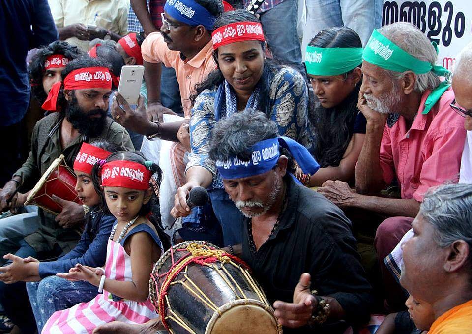 തെരുവിന്റെ ഗായകനുവേണ്ടി അവര്‍ ഒരുമിച്ച് പാടി; വ്യത്യസ്തമായ പ്രതിഷേധത്തിന് സാക്ഷിയായി മിഠായിത്തെരുവ്