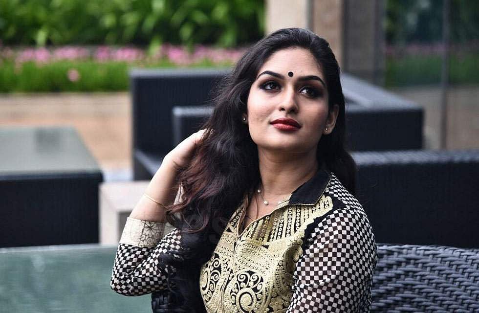'ഒരു നടിയായിപ്പോയി, അല്ലെങ്കില് ഞാന് പ്രണയിച്ചേനേ'; പ്രണയത്തെക്കുറിച്ച് പ്രയാഗ മാര്ട്ടിന്