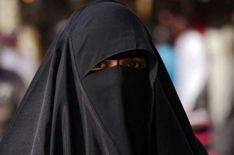 ഉച്ചത്തില്‍ പാട്ടുവെച്ചു ; യുവതിയെ തലാഖ് ചൊല്ലി, കൂട്ട ബലാല്‍സംഗം ചെയ്തു
