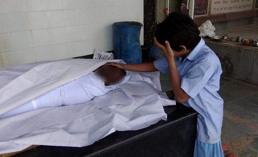 വെള്ളത്തുണി ഉയര്‍ത്തി അവന്‍ അച്ഛന്റെ കവിളില്‍ തൊട്ടു; മുഖം പൊത്തി കരയുന്ന ഈ തോട്ടിയുടെ മകന്‍ വേദനയാണ്‌