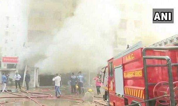 അഹമ്മദാബാദിലെ കെട്ടിടസമുച്ചയത്തില്‍ തീ പിടിത്തം ; 500 പേരെ   രക്ഷപെടുത്തി  (വീഡിയോ)