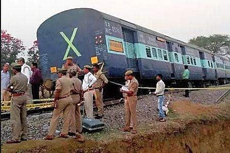 ലെവല്‍ ക്രോസ് മുറിച്ചു കടക്കുന്നതിനിടെ മുത്തശ്ശിയും രണ്ടുവയസ്സുകാരിയും ട്രയിന്‍ തട്ടി മരിച്ചു
