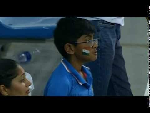 ധോണി ചതിച്ചാശാനേ... ആ പൂജ്യവും പുറത്താകലും സഹിക്കാനാകാതെ ഒരു കുഞ്ഞ് ആരാധകൻ (വീഡിയോ)