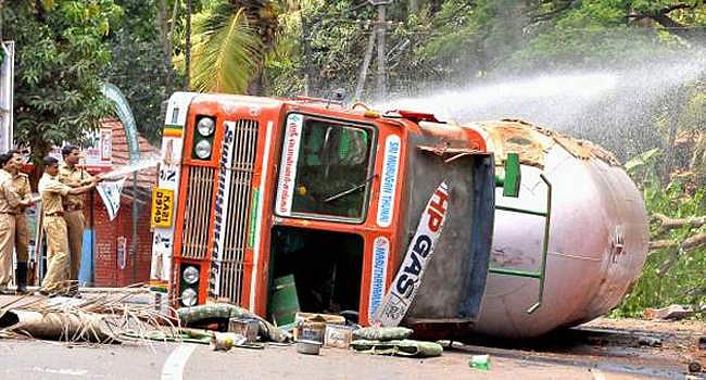 ദേശീയ പാതയില്‍ ടാങ്കര്‍ ലോറി മറിഞ്ഞ് വാതകം ചോരുന്നു; കോഴിക്കോട്-തൃശൂര്‍ പാതയില്‍ ഗതാഗതം തിരിച്ചുവിട്ടു