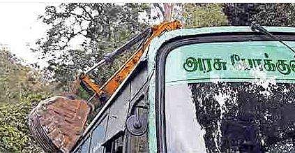 ബസ് കൊക്കയിലേക്ക് വീഴാതെ 'യന്ത്രക്കൈ' കൊണ്ട് ഡ്രൈവർ പിടിച്ചുനിർത്തി; ജീവിതത്തിലേക്ക് തിരിച്ചുകയറ്റിയത് 80 ജീവനുകളെ