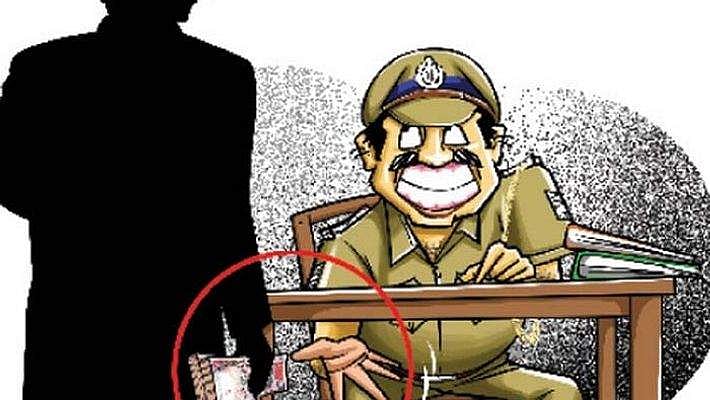'ഇതെന്താ വണ്ടിക്കച്ചവടമാണെന്ന് കരുതിയോടാ...' ഒരു ലക്ഷം തന്നില്ലെങ്കില് അച്ഛന്റെ മരണം കൊലപാതകമാക്കി അകത്തിടുമെന്ന് മകനോട് പൊലീസ് , കൈക്കൂലി വാങ്ങിയ സിഐക്കും എഎസ്ഐക്കും എതിരെ നടപടി