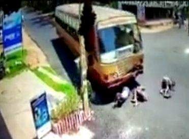 പാഞ്ഞുവന്ന ബസ് ഇടിച്ചുതെറിപ്പിച്ചു, ടയറിനടിയില്‍ നിന്ന് ബൈക്ക് യാത്രക്കാര്‍ രക്ഷപ്പെട്ടത് തലനാരിഴയ്ക്ക്; ശ്വാസം നിലച്ചുപോകും ഈ  വീഡിയോ കണ്ടാല്‍ 
