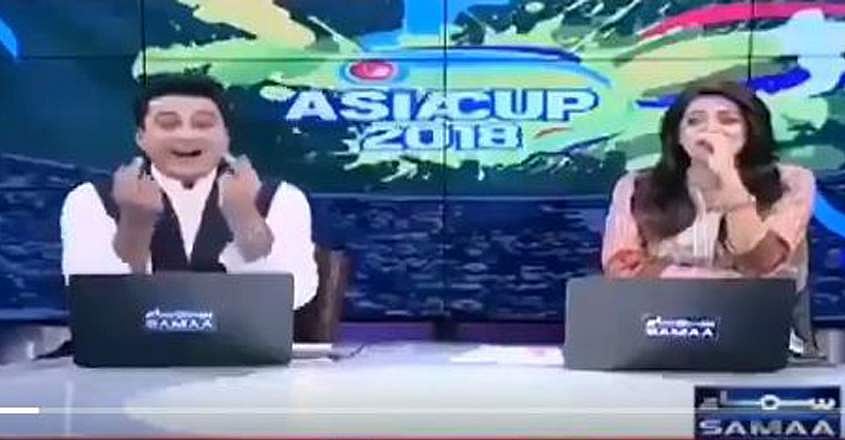 കാമറ ഓൺ ആയത് അറിഞ്ഞില്ല ; നടുവിരൽ ഉയർത്തിയുള്ള അവതാരകന്റെ ആം​ഗ്യവിക്ഷേപം വിവാദത്തിൽ ( വീഡിയോ )