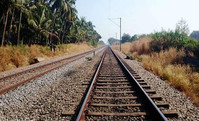 കൊല്ലത്ത് റെയില്‍വേ ട്രാക്കിനരികെ പെണ്‍കുട്ടിയുടെ മൃതദേഹം