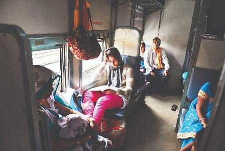 ട്രെയിനിലെ പൂവാലന്‍മാര്‍ കരുതിയിരിക്കുക: സ്ത്രീകളെ ശല്യം ചെയ്യുന്നവര്‍ക്കുള്ള ശിക്ഷ കടുപ്പിക്കുന്നു