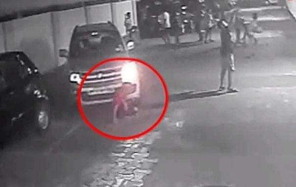 'ഈ രക്ഷപ്പെടല്‍ മഹാത്ഭുതം, അല്ലാതെ എന്തുപറയാന്‍'; കുട്ടി രക്ഷപ്പെട്ടത് തലനാരിഴയ്ക്ക് ( വീഡിയോ)