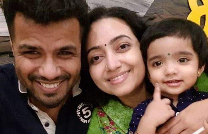 'അച്ഛനേയും അമ്മയേയും കാണിക്കാതെ എങ്ങനാ...'; മകള്‍ പോയതറിയാതെ അവര്‍ ഇപ്പോഴും മയങ്ങുകയാണ്; ബാലഭാസ്‌കറിനും ഭാര്യയ്ക്കും വേണ്ടി പ്രാര്‍ത്ഥനയോടെ പ്രീയപ്പെട്ടവര്‍