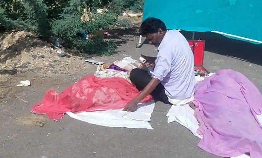 വൈദ്യുതാഘാതമേറ്റ് അമ്മായമ്മയും മരുമകളും മരിച്ചു; പോസ്റ്റുമോര്‍ട്ടം നടുറോട്ടില്‍ നടത്തി ഡോക്ടര്‍മാര്‍, പ്രതിഷേധിച്ച് നാട്ടുകാര്‍ 