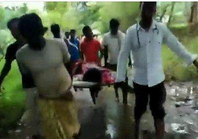 ആശുപത്രിയില്‍ എത്തിക്കാന്‍ മറ്റുവഴികളില്ല; ഒടുവില്‍ രോഗിയെ കട്ടിലില്‍ താങ്ങി ഡോക്ടറും നാട്ടുകാരും (വീഡിയോ)