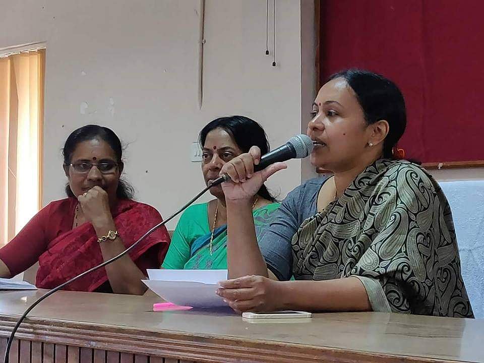 10,000 രൂപ ദുരിതാശ്വാസ സഹായം നല്‍കുന്നതില്‍ വീഴ്ച പറ്റിയെന്ന് വീണാ ജോര്‍ജ്ജ് എംഎല്‍എ