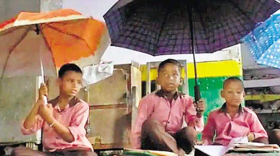ഒന്നാം ക്ലാസുകാരന്‍ പറയുന്നു 'കുടയില്ലാതെ സ്‌കൂളില്‍ വരാനാവില്ല'; ഒരു കൈയില്‍ കുടയും മറ്റൊരു കൈയില്‍ പേനയുമായി പഠിക്കുന്ന വിദ്യാര്‍ത്ഥികള്‍