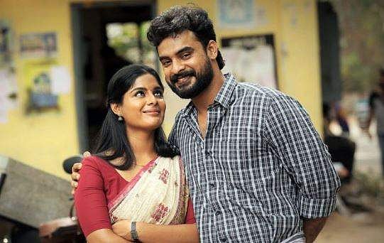 ടിക്കറ്റ് എടുക്കാന്‍ റെഡിയായിക്കോ, ആ വണ്ടി എത്താറായി; ടോവിനോയുടെ തീവണ്ടി വെള്ളിയാഴ്ച എത്തും