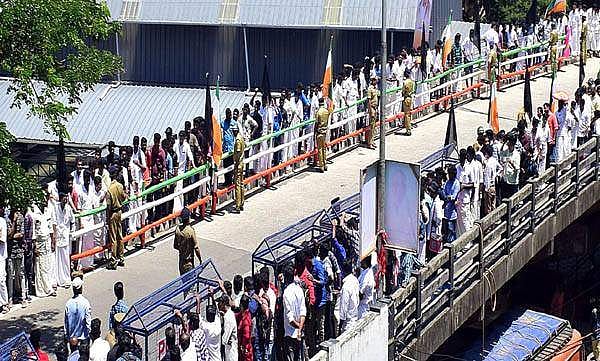 മോഹന്‍ലാലിന്റെ ലൂസിഫറിനായി വഴി തടഞ്ഞു, പൊലീസ് നടപടിക്കെതിരെ പ്രതിഷേധം