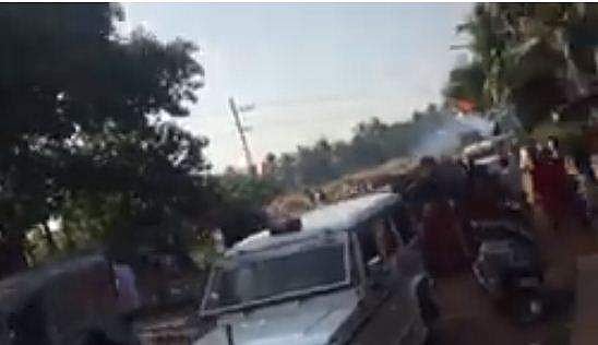 കാസര്‍കോഡ് വനിതാ മതിലിന് നേരെ ബിജെപി ഗുണ്ടാവിളയാട്ടം, മാധ്യമപ്രവര്‍ത്തകര്‍ക്ക് നേരെ കല്ലേറ്, ക്യാമറ തല്ലിത്തകര്‍ത്തു, പൊലീസ് ഗ്രനേഡ് പ്രയോഗിച്ചു 