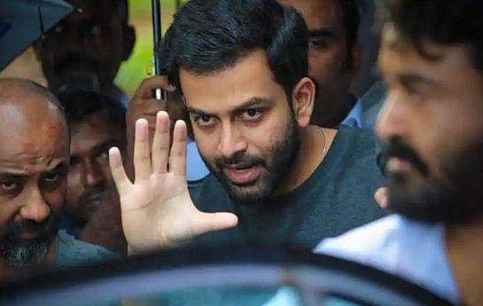 'ആ ദിവസത്തേക്കാൾ 30 കിലോ ഭാരം കുറഞ്ഞു, ഇപ്പോൾ കഠിനമായ സമയമാണ്'; ലൂസിഫറിന്റെ ആദ്യ ദിനത്തെക്കുറിച്ച് പൃഥ്വിരാജ്