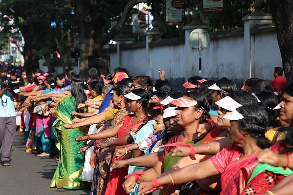 വനിതാ മതില്‍ ലോക റെക്കോര്‍ഡ് പുസ്തകത്തിലേക്ക്‌; ഏറ്റവും ദൈര്‍ഘ്യമേറിയ മതില്‍