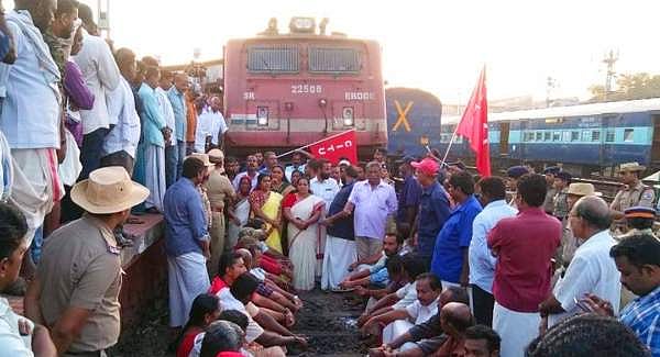 ട്രെയിന്‍ തടഞ്ഞവര്‍ മിനിറ്റിന് 800 രൂപ വരെ പിഴ ഒടുക്കേണ്ടി വരും; തടഞ്ഞിട്ട സമയത്തിന്റെ അടിസ്ഥാനത്തില്‍ നഷ്ടപരിഹാരം ഈടാക്കാന്‍ റെയില്‍വേ 