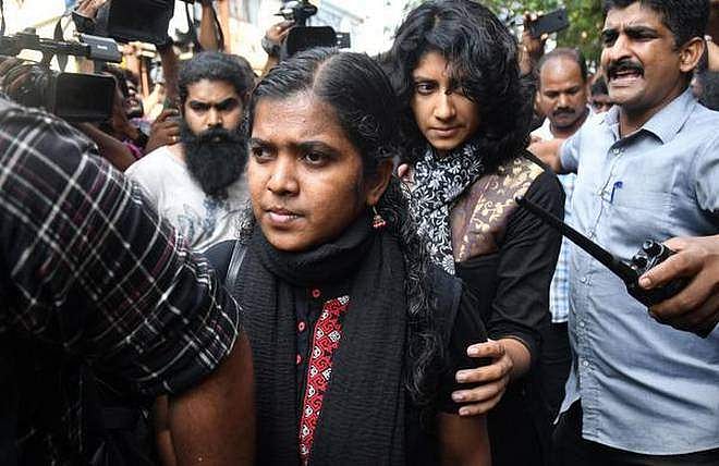 ശബരിമല ദര്ശനത്തിനായി യുവതികളെത്തി; ശരണം വിളിച്ച് പ്രതിഷേധം; അഞ്ച് പേര് കസ്റ്റഡിയില്