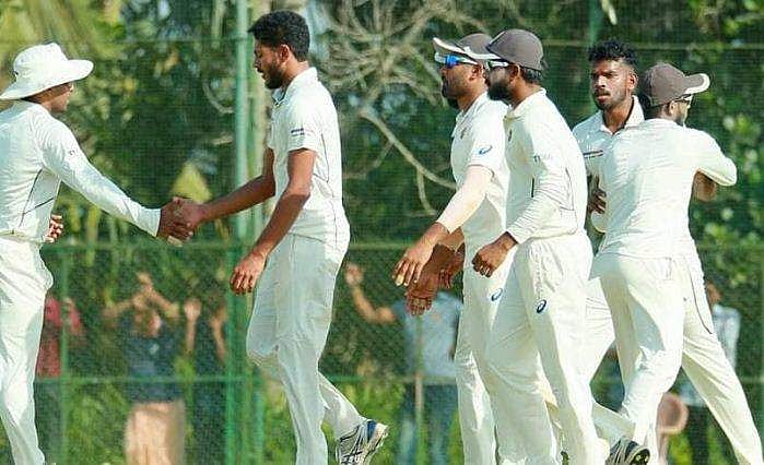 രഞ്ജിയില്‍ ചരിത്രം തീര്‍ക്കാന്‍ കേരളത്തിന് 194 റണ്‍സ് പ്രതിരോധിക്കണം; പരിക്ക് വകവയ്ക്കാതെ സഞ്ജു ഇറങ്ങിയിട്ടും രക്ഷയുണ്ടായില്ല